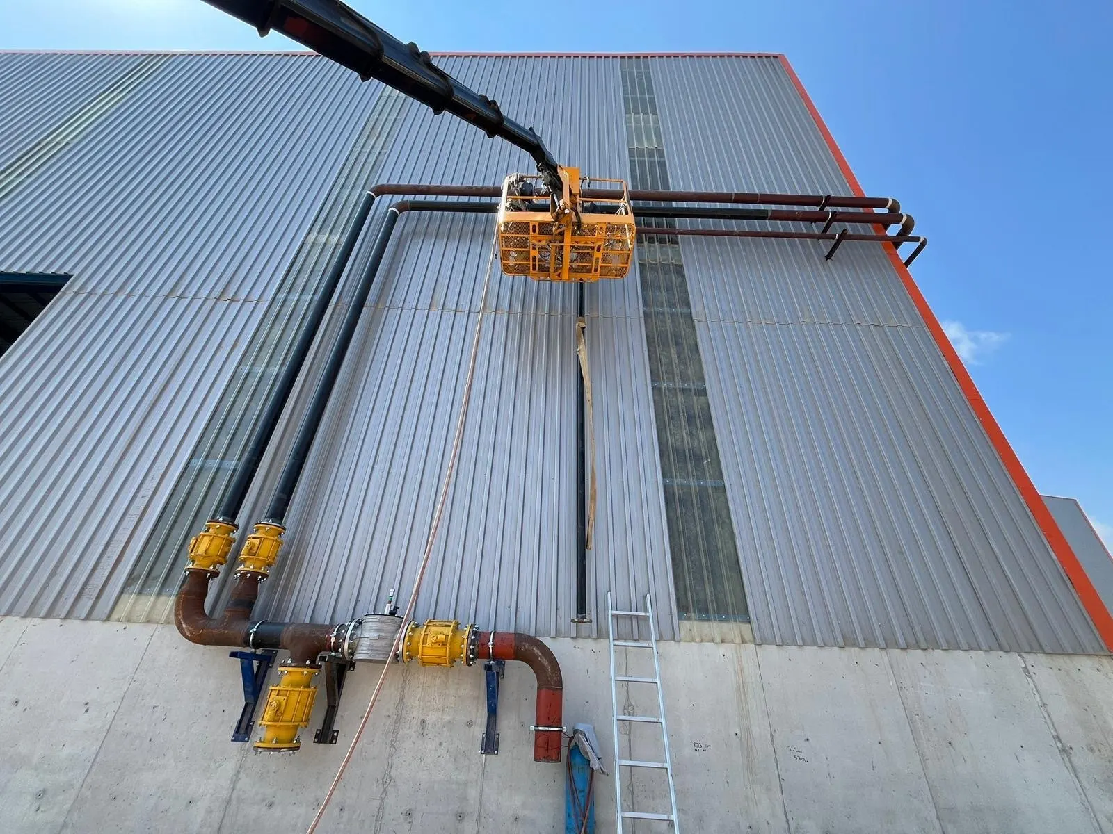 Cephe doğalgaz hattı montajı