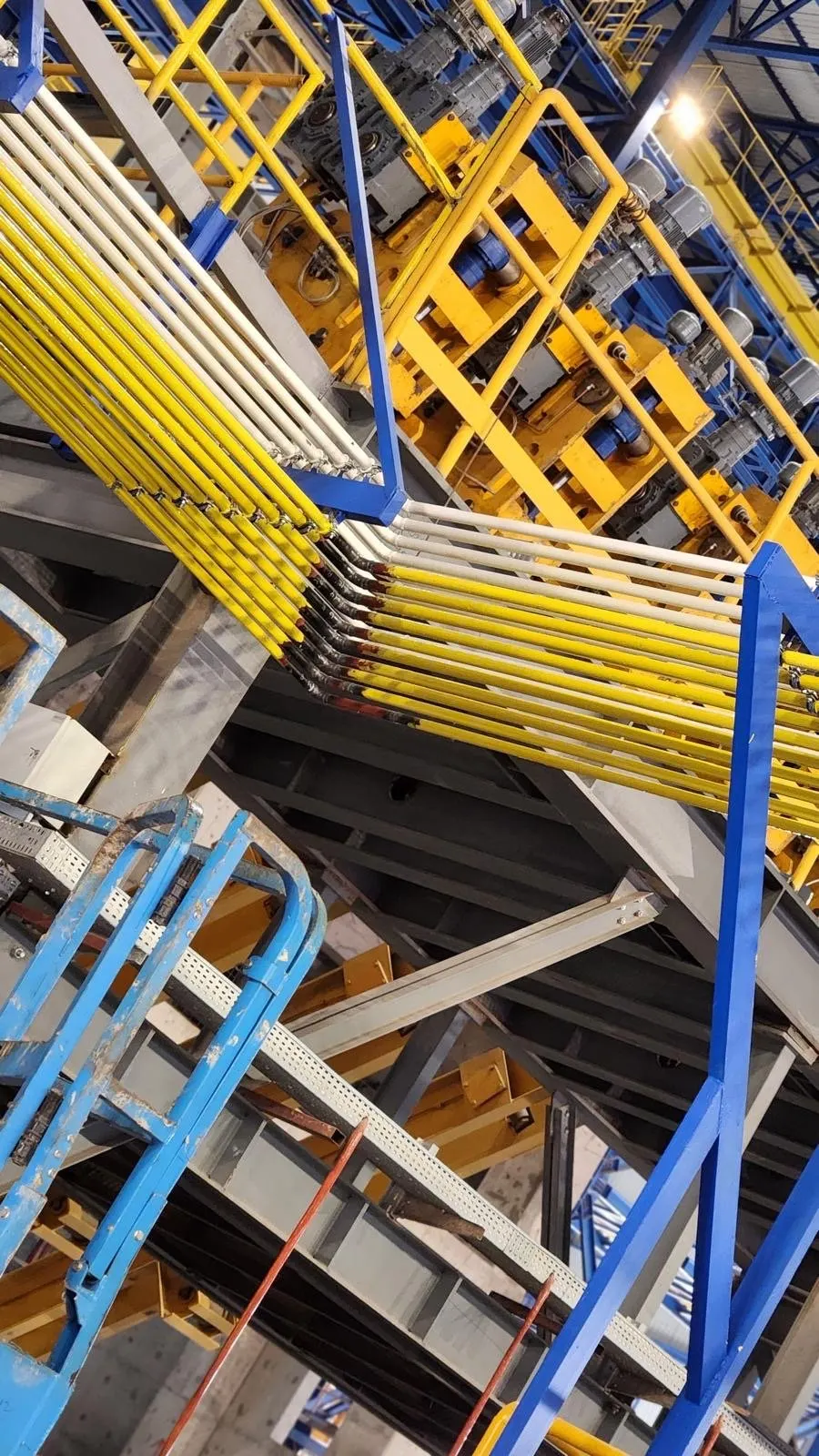 Pipe-rack üzerinde proses hatları